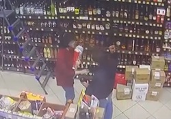Горожанин угрожал ножницами продавцу, украл бутылку вина и разбил ее