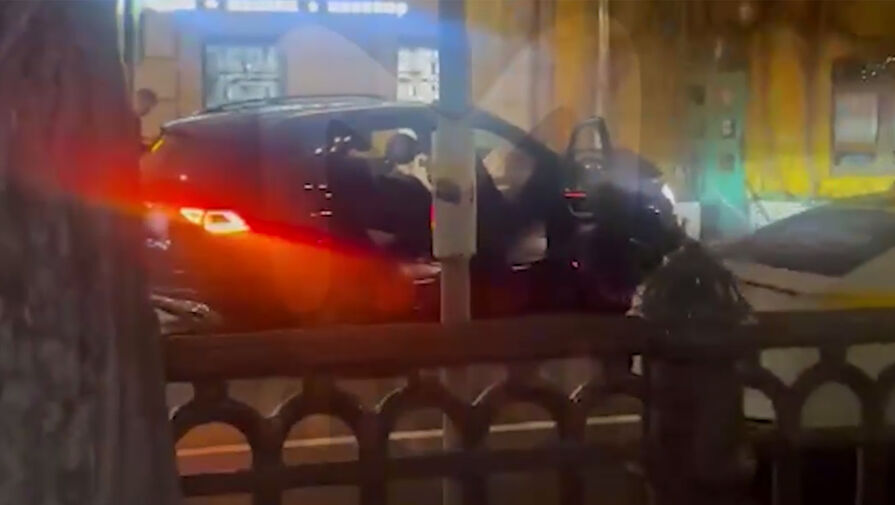 В Москве мужчины на арендованном Mercedes влетели в столб, сделали селфи и сбежали